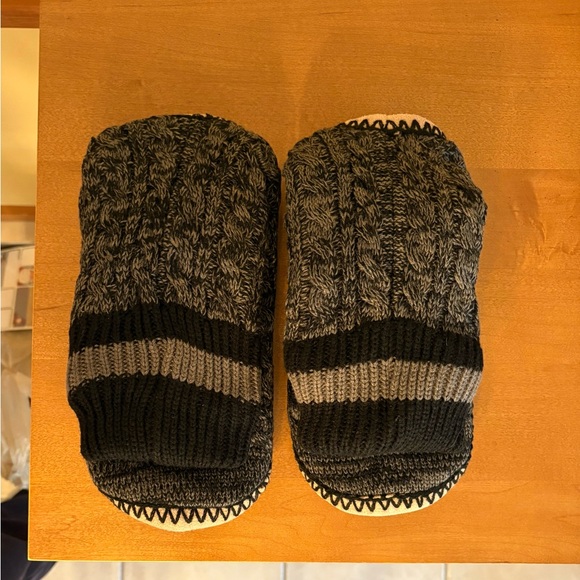 Mens Cozyone 1997 Warm Slippersocks Gripper Soles Fuzzy Black & Gray NIB - Picture 2 of 7